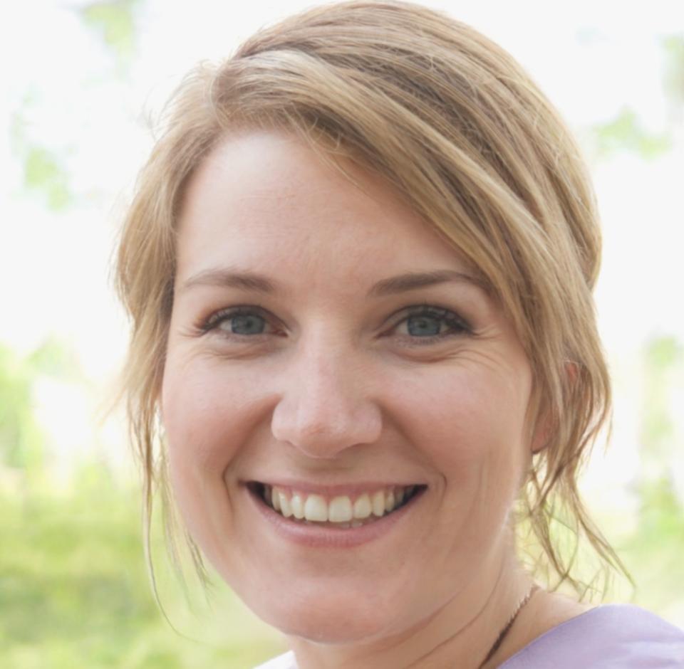 Эльвира Балғамбаева — преподаватель курса